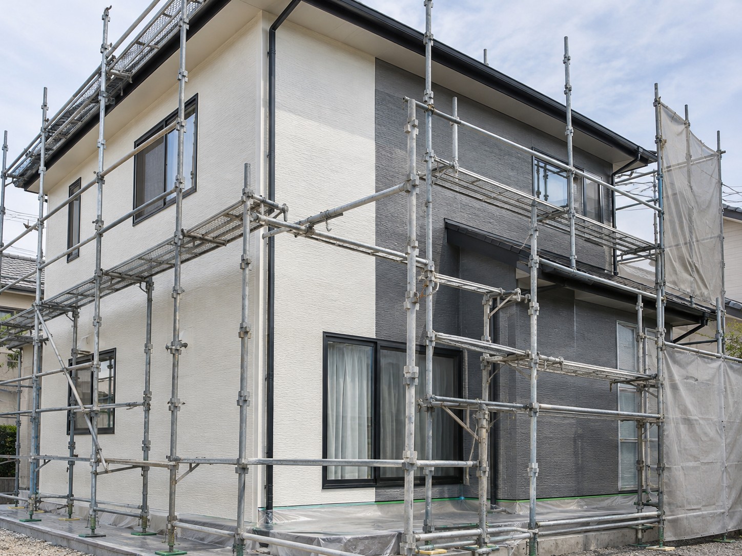 足場を組んだ外壁塗装の途中